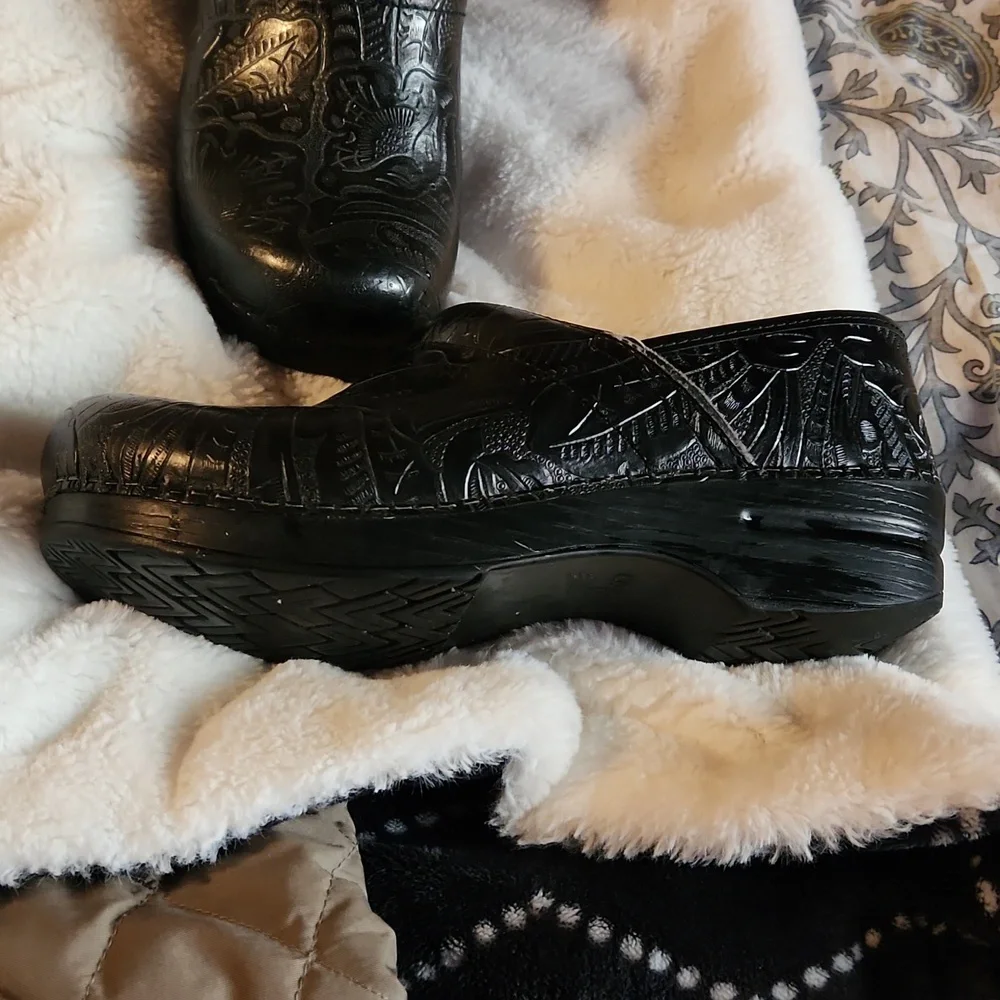 Dansko size 39 black tooled leather clogs - Picture 2 of 4